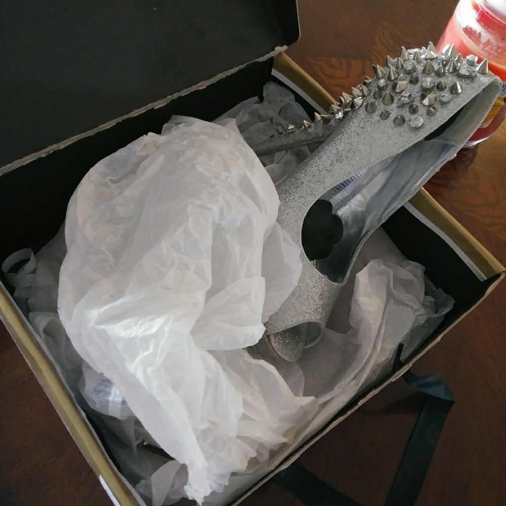 Silver Heels - image 3